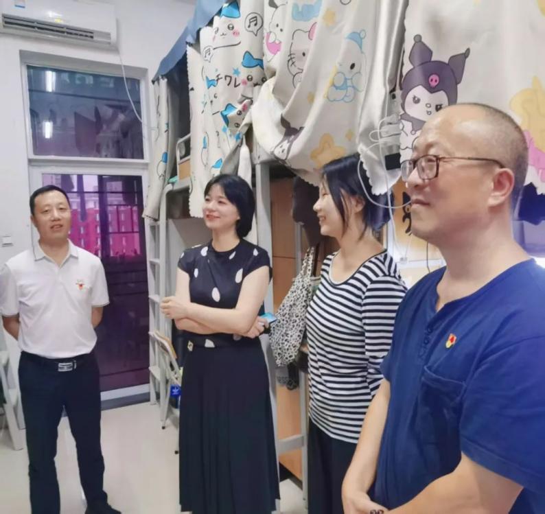 倾听心声 共话成长 —— 校党委领导深入学生寝室践行育人使命