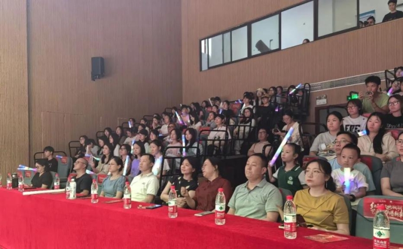 太阳成集团tyc9728“红色薪火映湖湘，艺旅风华谱新章” 	主题晚会震撼上演	